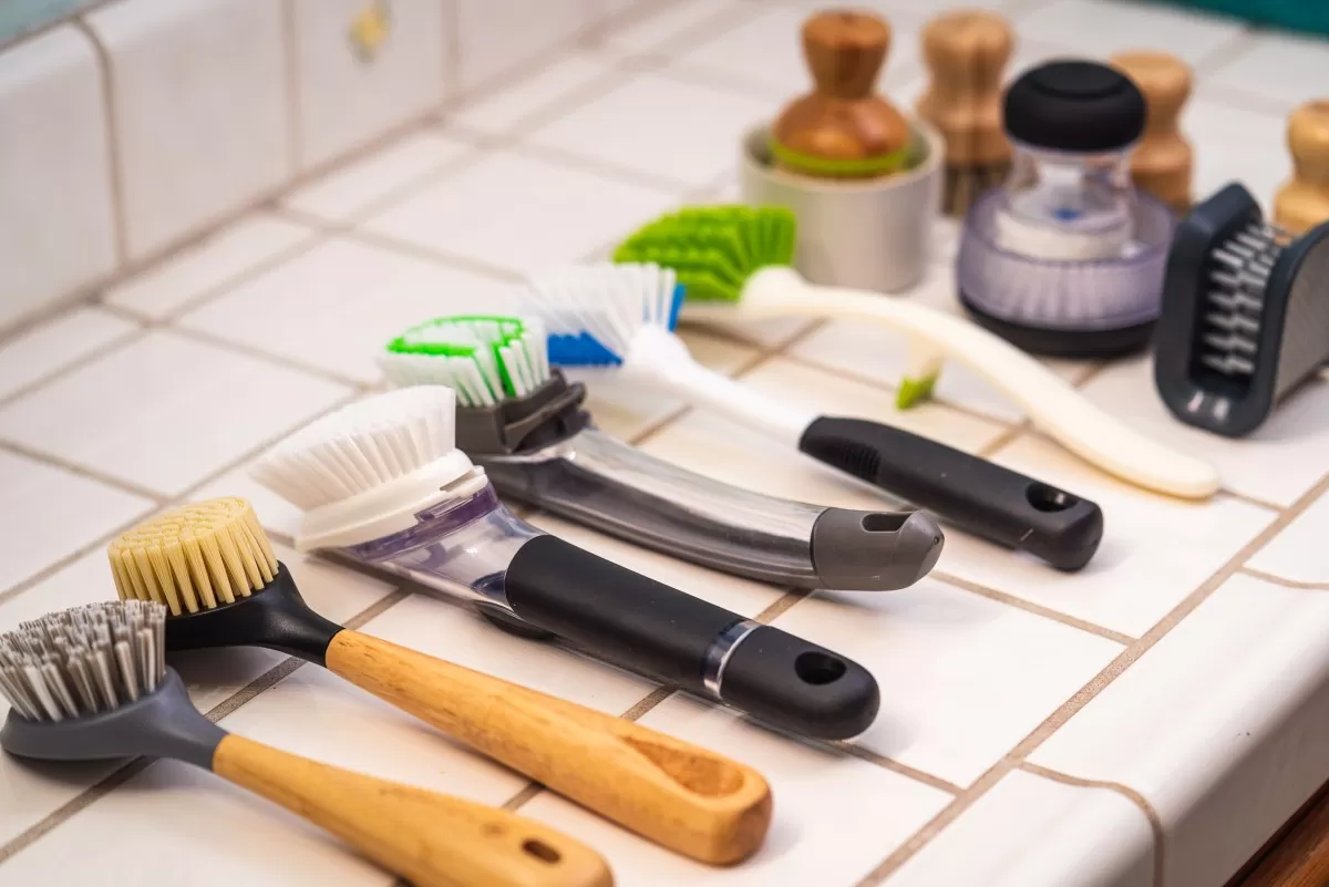 Spazzola per sapone 2 in 1, spugna e setole, spazzola da cucina per piatti, pentole, lavabo, lavello, spazzola con dispenser di sapone integrato, manico lungo, bianco